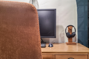 Easy Headphone Holder for Desk - Image 1
